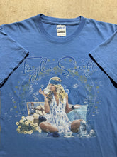 Load image into Gallery viewer, 2008 Taylor Swift Fearless Album T Shirt (Small)
