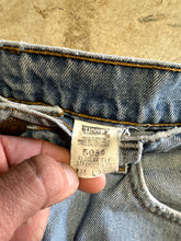 Load image into Gallery viewer, Vintage Levis 505 Red Tab Light Wash Denim Jeans (33x29)

