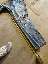 Load image into Gallery viewer, Vintage Levis 505 Red Tab Light Wash Denim Jeans (33x29)

