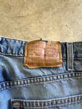 Load image into Gallery viewer, Vintage Levis 505 Red Tab Light Wash Denim Jeans (33x29)
