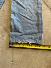 Load image into Gallery viewer, Vintage Levis 505 Red Tab Light Wash Denim Jeans (33x29)
