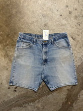 Load image into Gallery viewer, 00&#39;s Wrangler Faded Denim Jorts (36)
