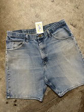 Load image into Gallery viewer, 00&#39;s Wrangler Faded Denim Jorts (36)
